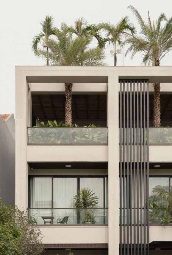 Mặt tiền hiện đại, bề thế xóa tan cảm giác rời rạc của 3 lô đất nền riêng biệt.